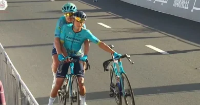 El emotivo gesto entre dos ciclistas que ha captado la atención mundial: cruzaron la línea de meta en la misma bicicleta